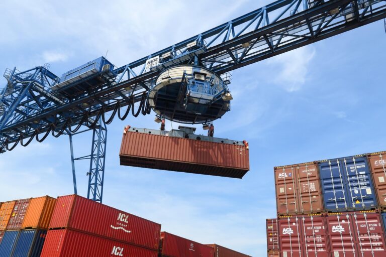 Transport ładunków niebezpiecznych – wymogi, certyfikaty, dobre praktyki